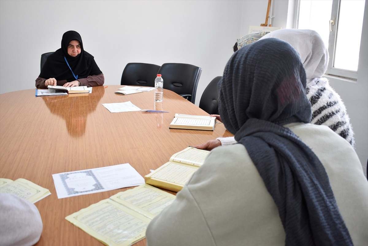 Bitlis'te E Tipi Kapalı Ceza İnfaz Kurumu'nda kalan hükümlü ve tutuklular, açılan kurslarda hem...