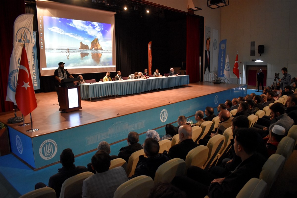 Bitlis'te Gazze'ye destek vermek amacıyla "Bitlis'ten Gazze'ye Bir Nefes" programı...