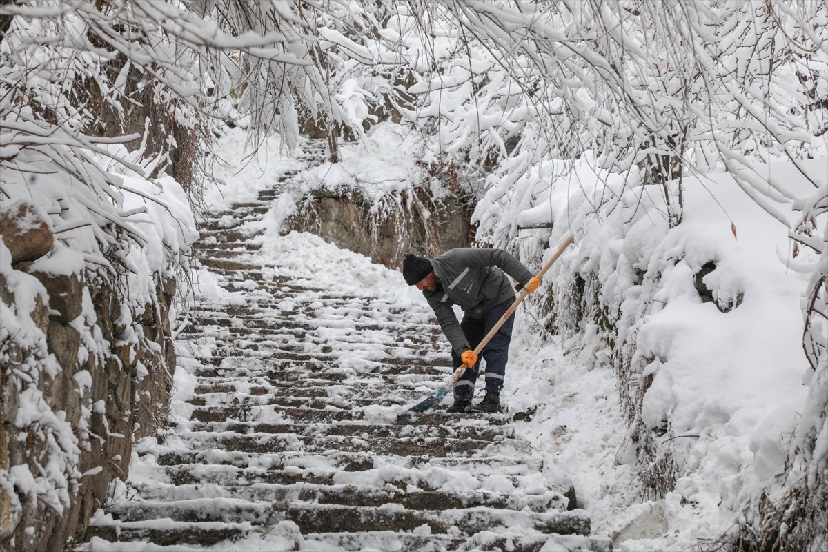 Bitlis'te kar yağışının ardından başlatılan yol açma çalışmaları devam etti.