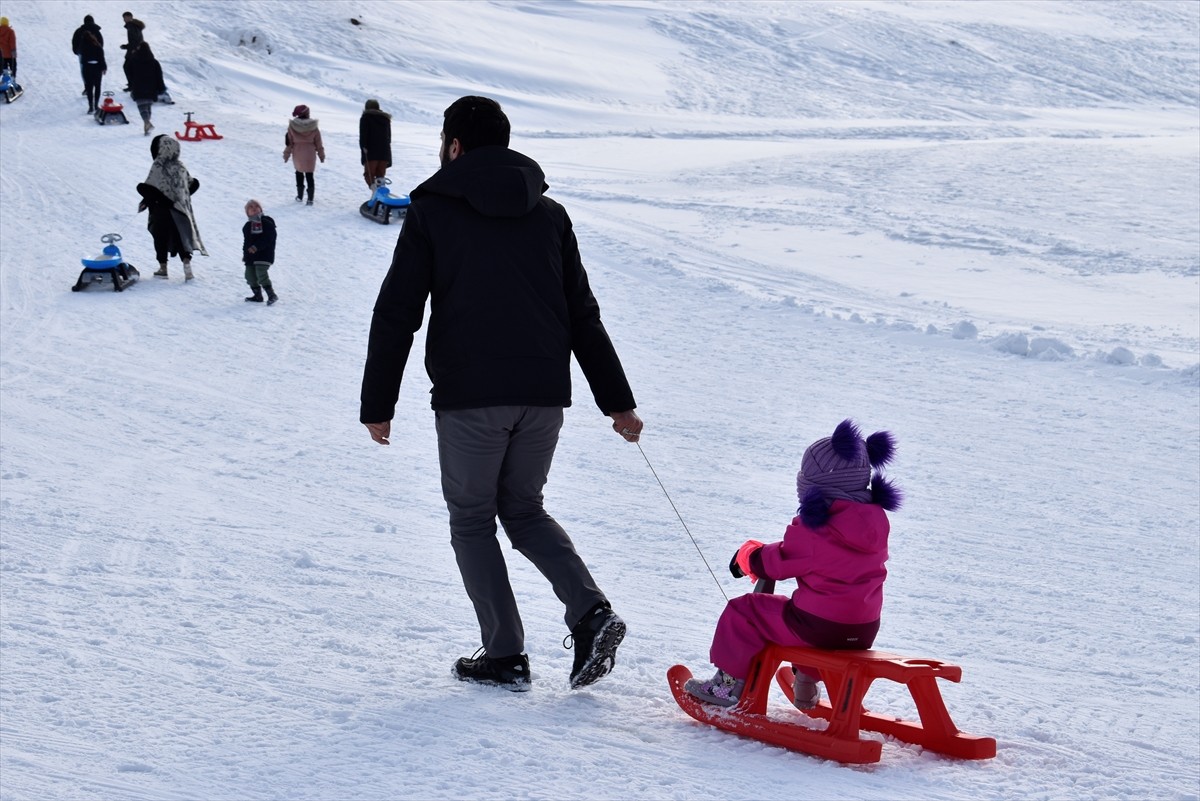 Bitlis'te koruma altındaki çocuklar, kayak merkezinde düzenlenen etkinlikte kayak yaparak...