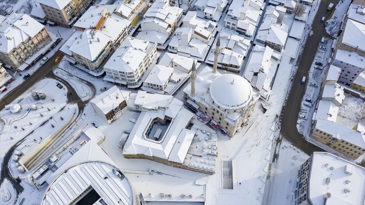 Bolu'da etki olan kar yağışının ardından kent merkezi beyaza büründü.