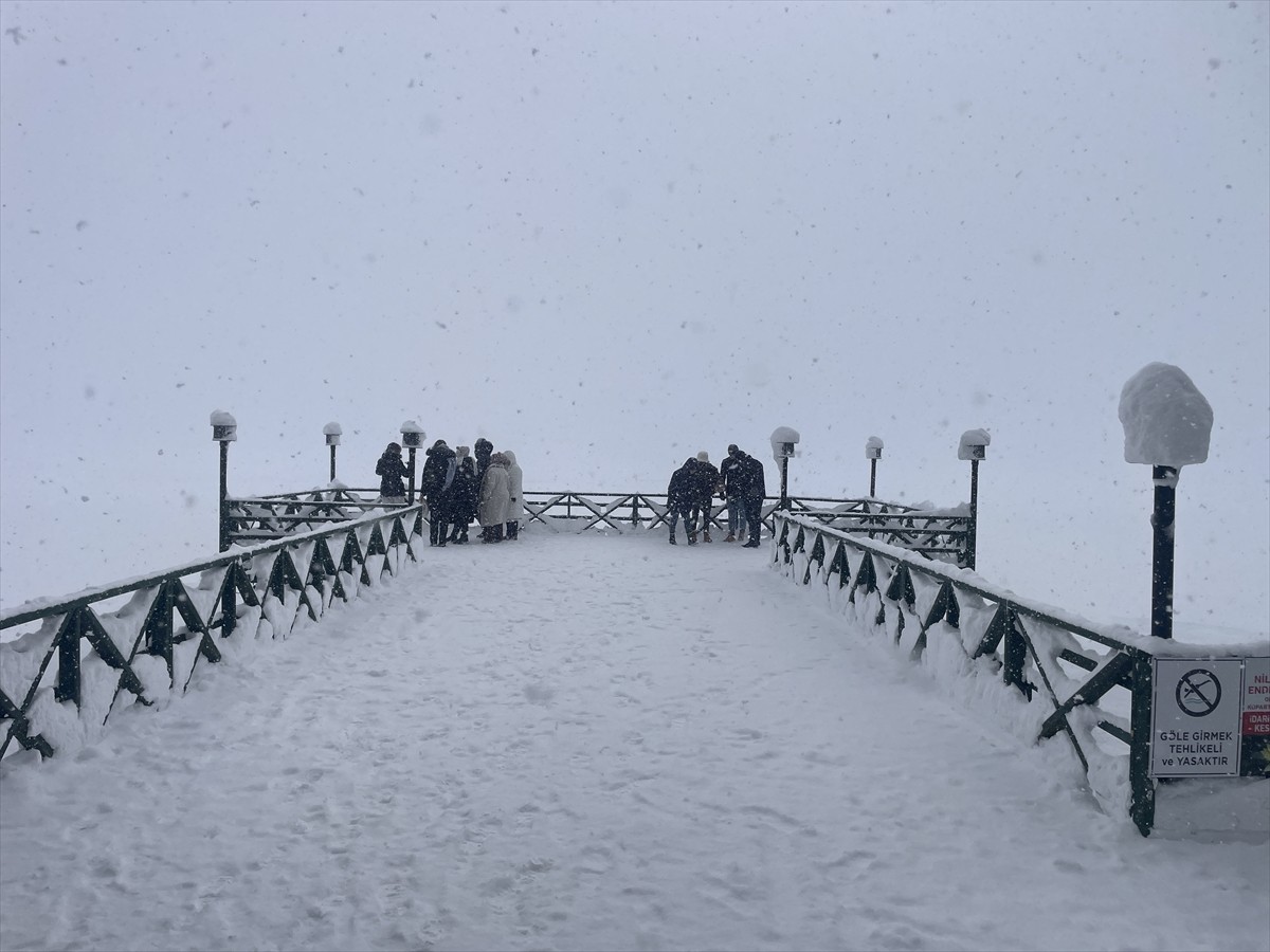 Bolu'nun doğal güzellikleriyle ünlü Abant Gölü Milli Parkı, kar yağışının ardından beyaza...
