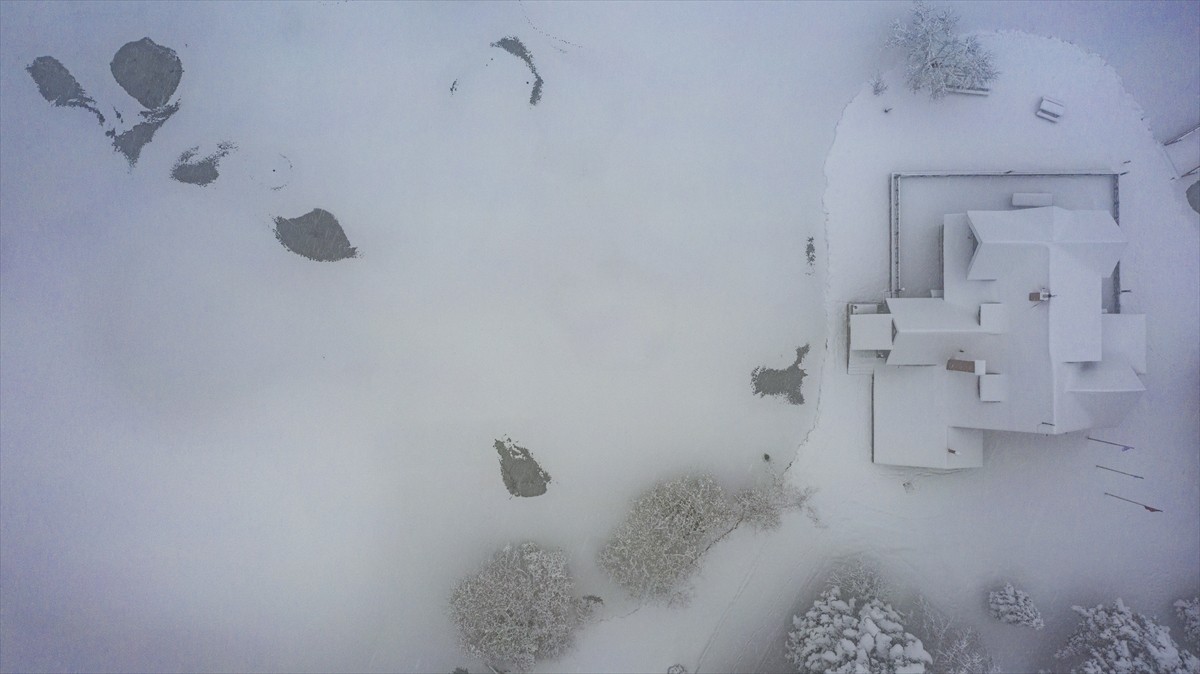 Bolu'nun doğal güzellikleriyle ünlü Gölcük Tabiat Parkı, kar yağışının ardından beyaza...