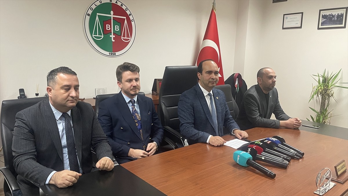 Bolu Baro Başkanı Sinan Barut (sağ 2), baro başkanlığında düzenlediği basın toplantısında...
