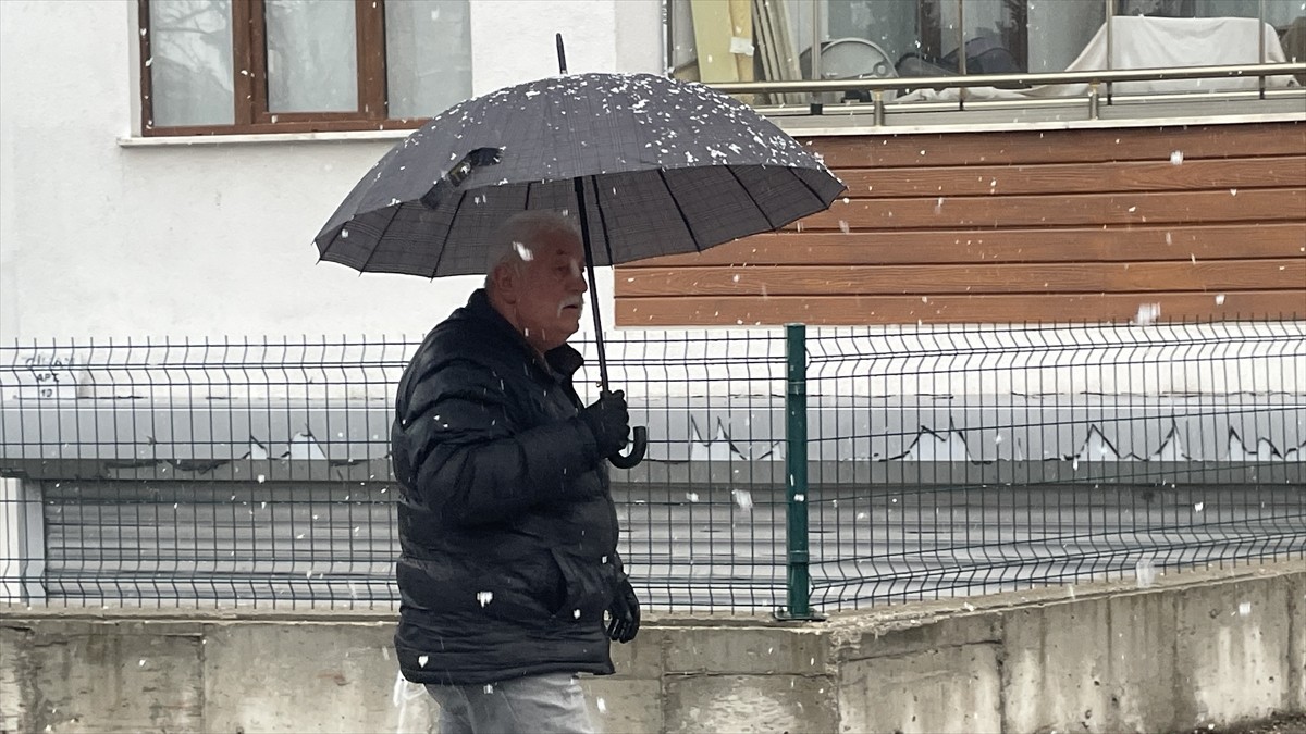 Bolu kent merkezinde sabah başlayan kar yağışı aralıklarla devam etti. 