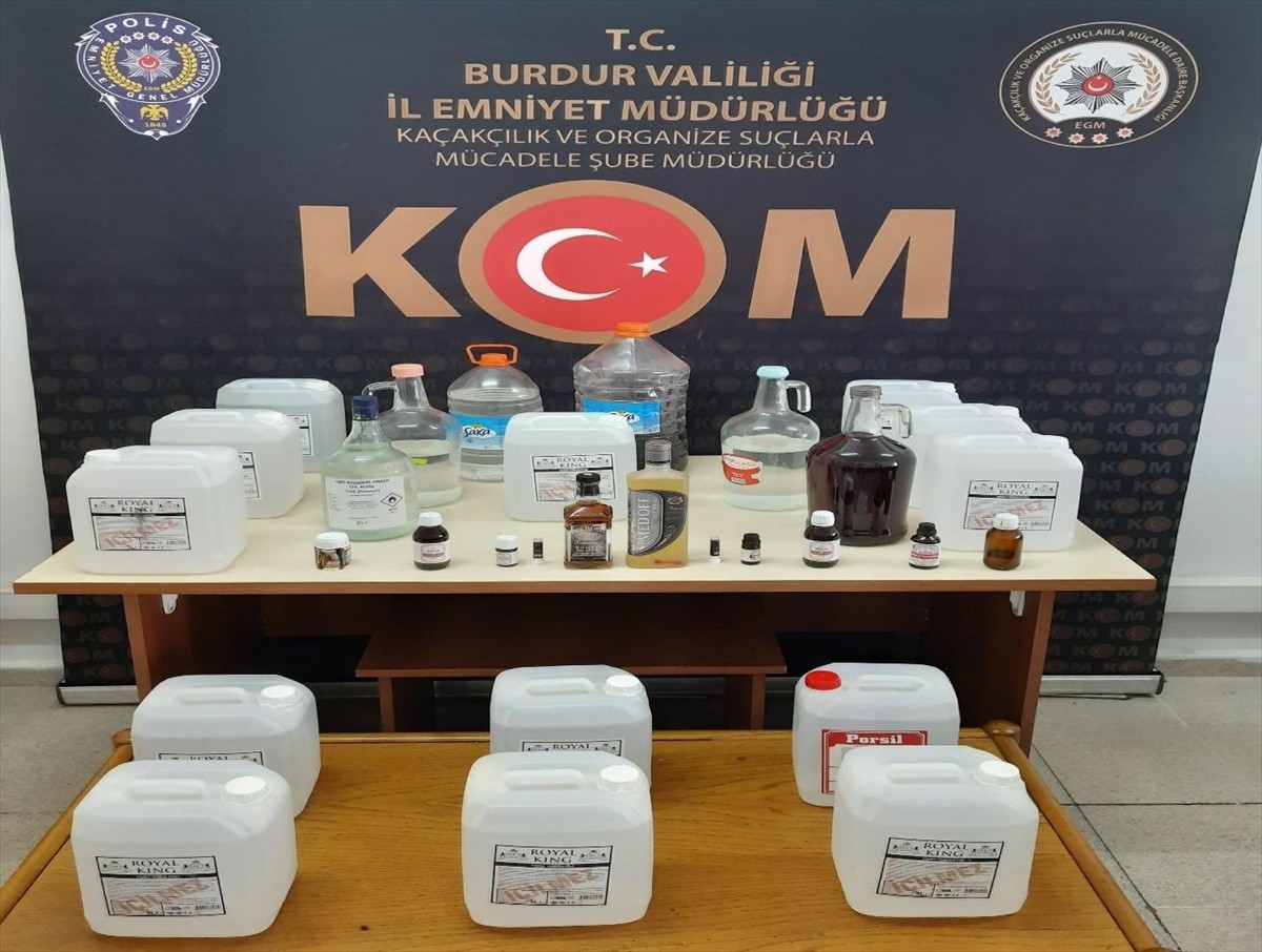 Burdur'da 185 litre etil alkol ile 7,5 litre sahte içki ele geçirildi. Operasyonda, 185 litre etil...