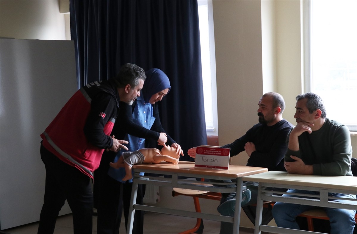 Burdur'da, "Çocuklarımız İlk Yardımla Daha Güvende" projesiyle öğretmenlere ilk yardım eğitimi...
