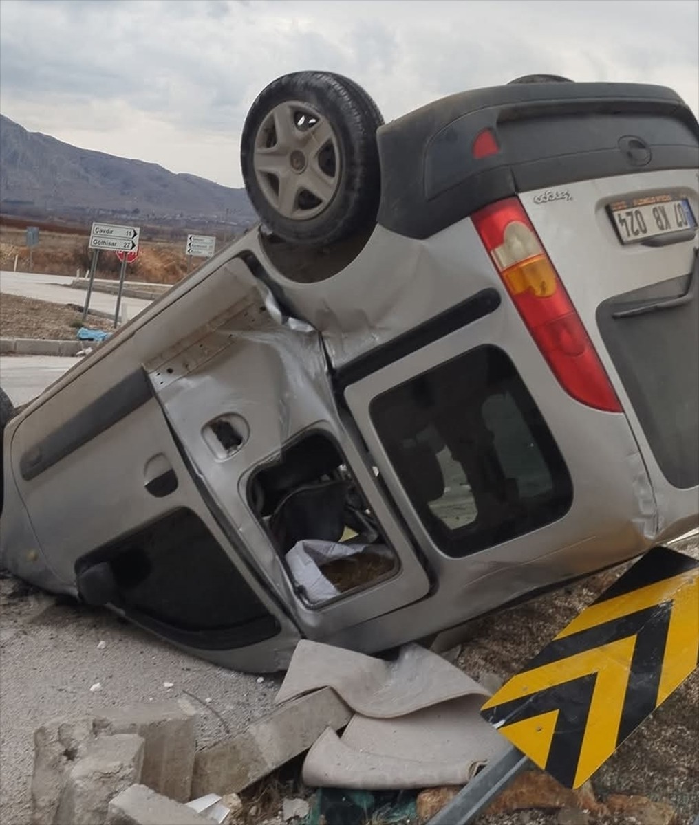 Burdur'un Tefenni ilçesinde hafif ticari araç ile kamyonetin çarpışması sonucu 3 kişi...