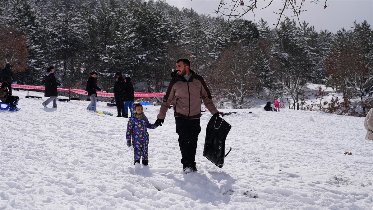 Bursa'nın Gürsu ilçesinde düzenlenen "Ericek Kar Festivali" vatandaşlardan yoğun ilgi gördü. Yoğun...