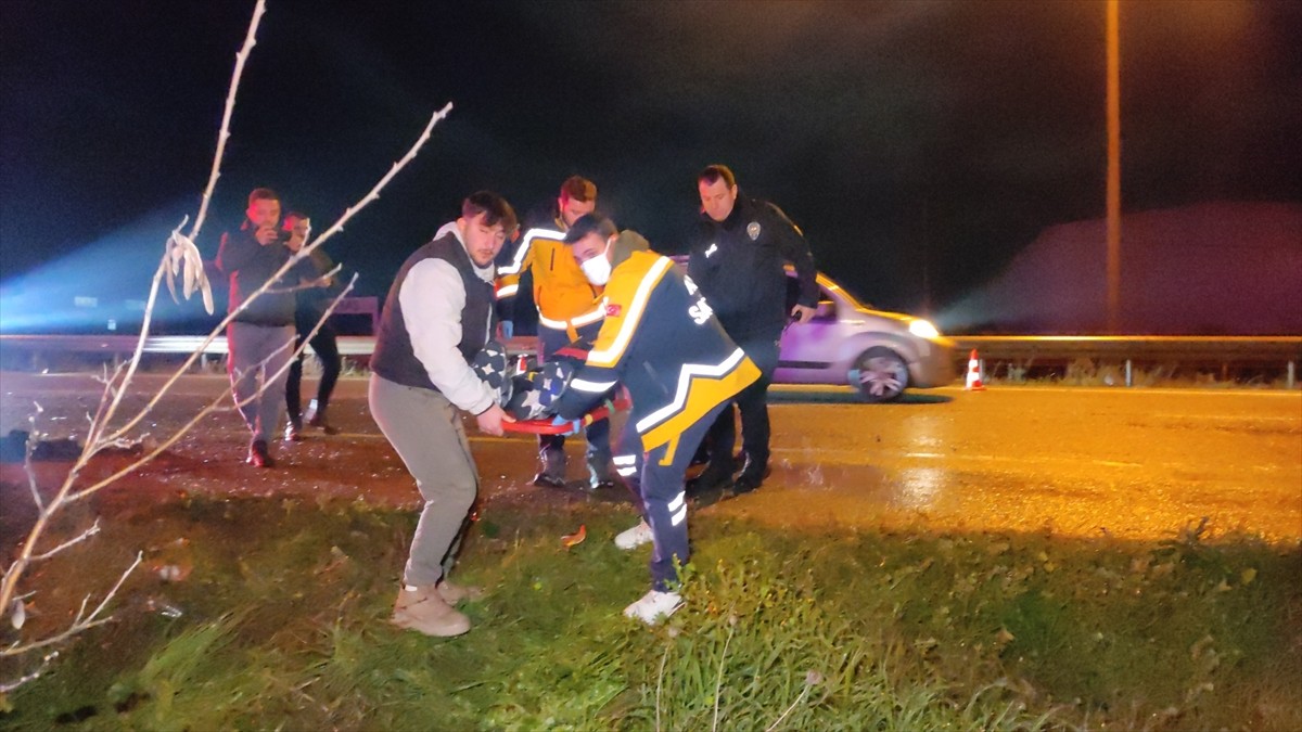 Bursa'nın Orhangazi ilçesinde iki otomobilin çarpışması sonucu 1 kişi öldü, 2 kişi...