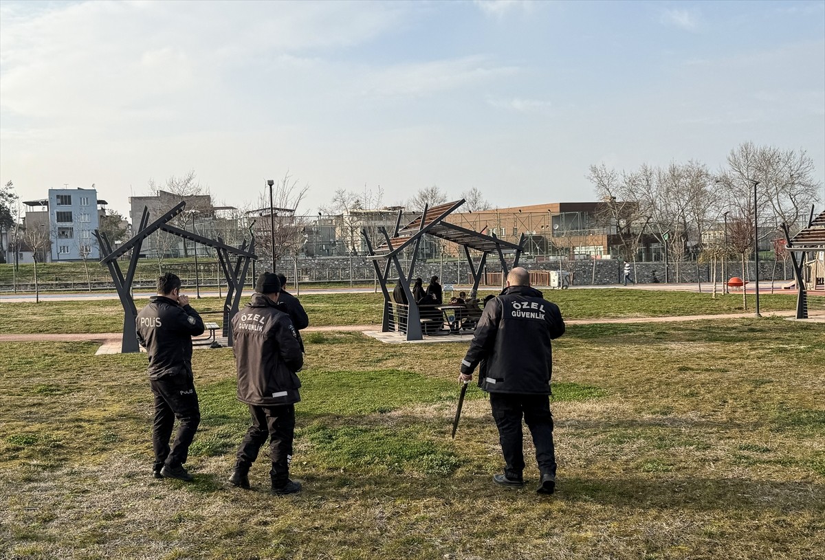 Bursa'nın Yıldırım ilçesinde, parkta iki grup arasındaki kavgayı ayırmaya çalışan güvenlik...
