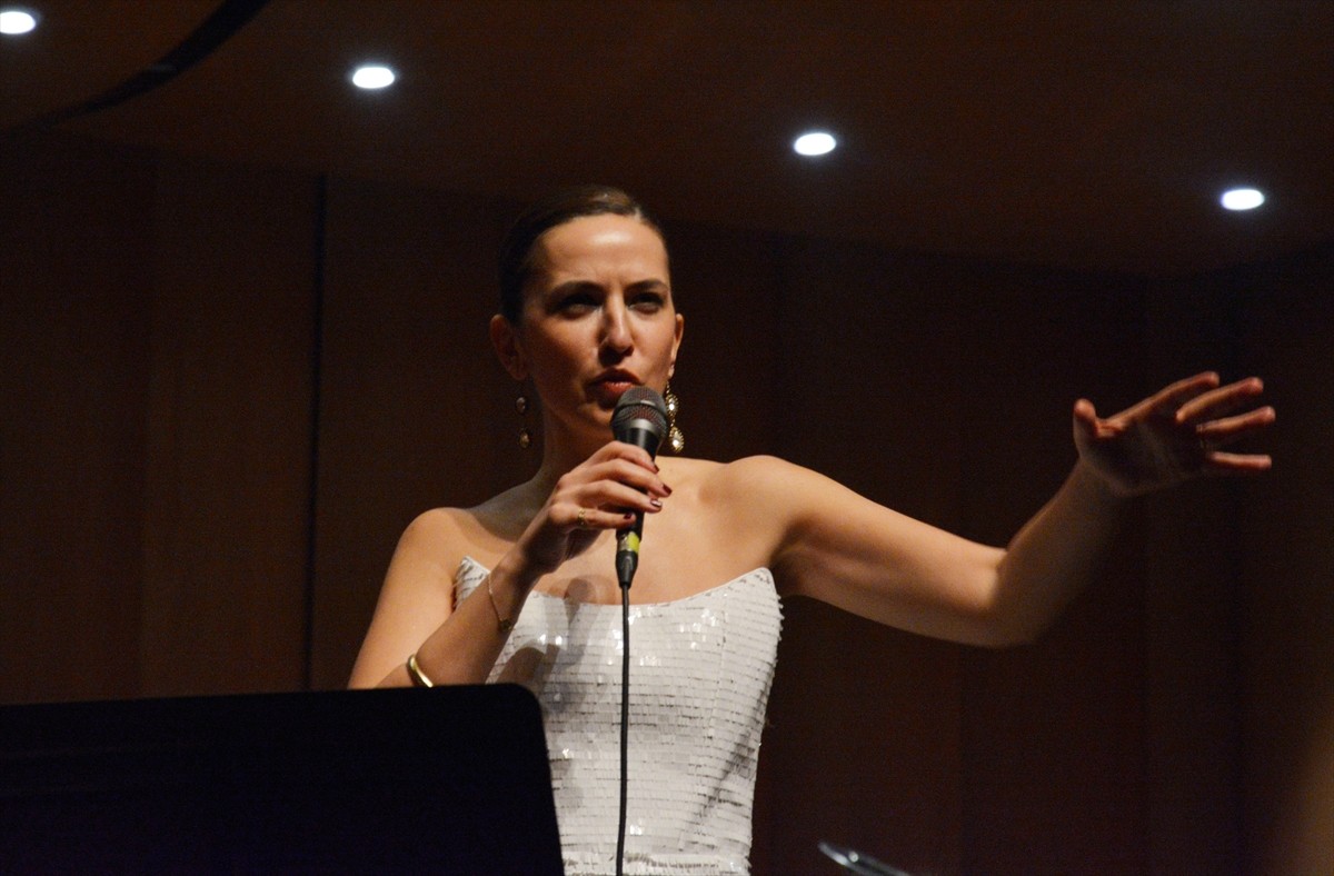 Bursa Bölge Devlet Senfoni Orkestrası (BBDSO), "Sevgililer Günü" konserinde vokalist Ece Göksu ve...