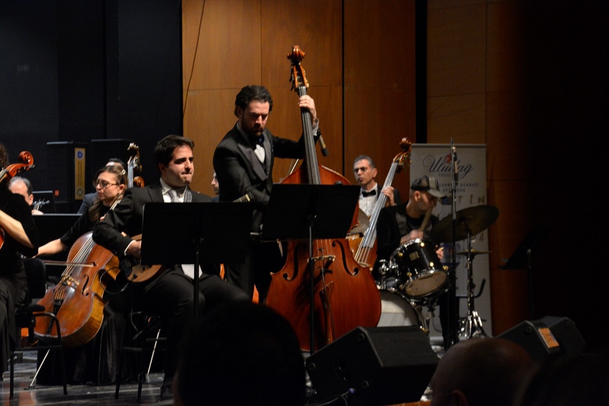 Bursa Bölge Devlet Senfoni Orkestrası (BBDSO), "Sevgililer Günü" konserinde vokalist Ece Göksu ve...