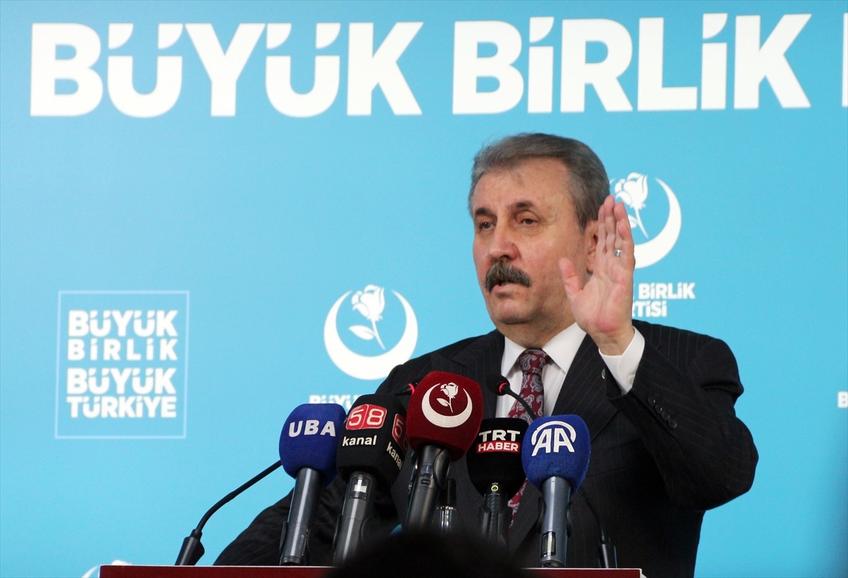 Büyük Birlik Partisi (BBP) Genel Başkanı Mustafa Destici, düzenlediği basın toplantısında gündeme...