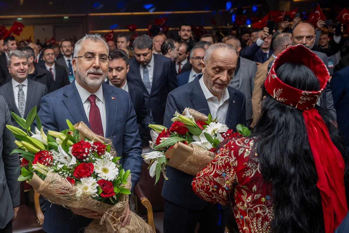 Çalışma ve Sosyal Güvenlik Bakanı Vedat Işıkhan (solda) ve TÜRK-İŞ Genel Başkanı Ergün Atalay...