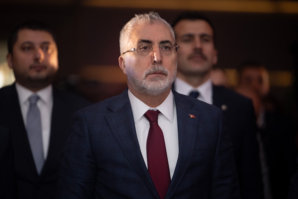 Çalışma ve Sosyal Güvenlik Bakanı Vedat Işıkhan (solda) ve TÜRK-İŞ Genel Başkanı Ergün Atalay...