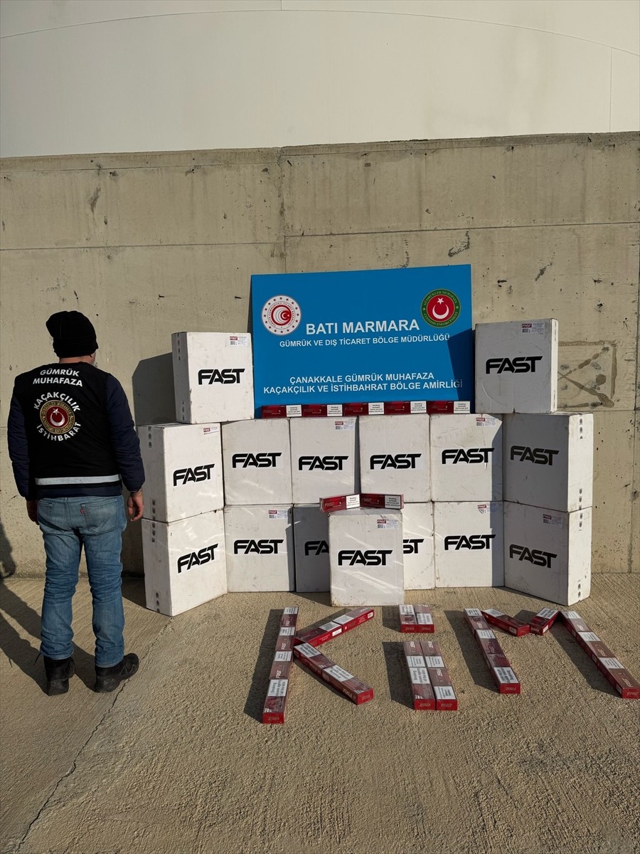 Çanakkale'de bir gemiye düzenlenen operasyonda, 7 bin 500 paket kaçak sigara ele geçirildi.