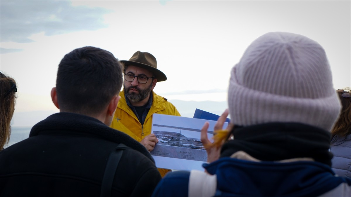 Çanakkale'deki profesyonel turist rehberleri, yabancı turistlere daha donanımlı rehberlik hizmeti...