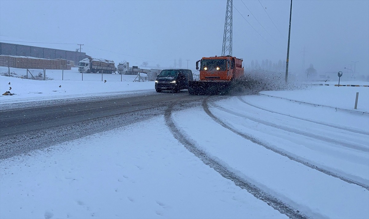 Çankırı'nın Çerkeş ilçesinde etkili olan kar yağışı nedeniyle D-100 kara yolundaki karla mücadele...