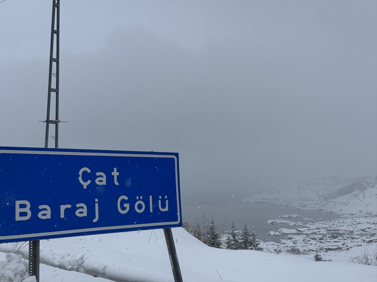 Çat Barajı'nın Adıyaman'ın Çelikhan ilçesinde kalan kısmında yer alan "yüzen adalar", bölgede...