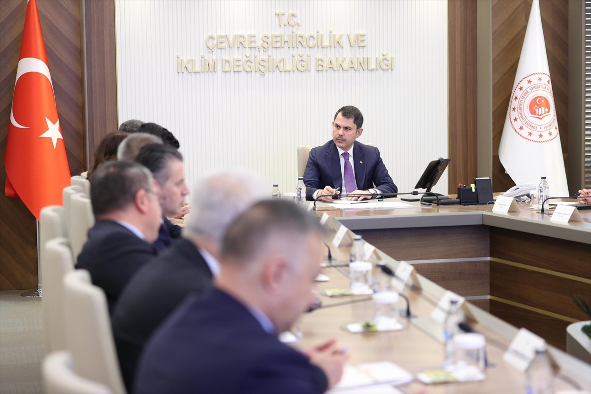 Çevre, Şehircilik ve İklim Değişikliği Bakanı Murat Kurum, CHP'li milletvekilleri ve belediye...