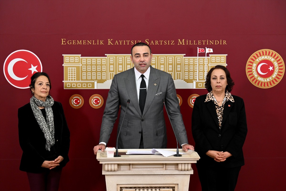 CHP Antalya Milletvekili Aykut Kaya (ortada), TBMM'de düzenlediği basın toplantısında...