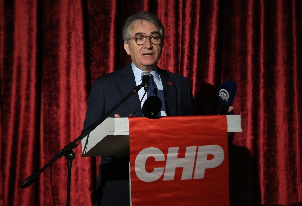 CHP Genel Başkan Yardımcısı Yalçın Karatepe, partisinin Çanakkale Belediye Kültür Merkezi'nde...
