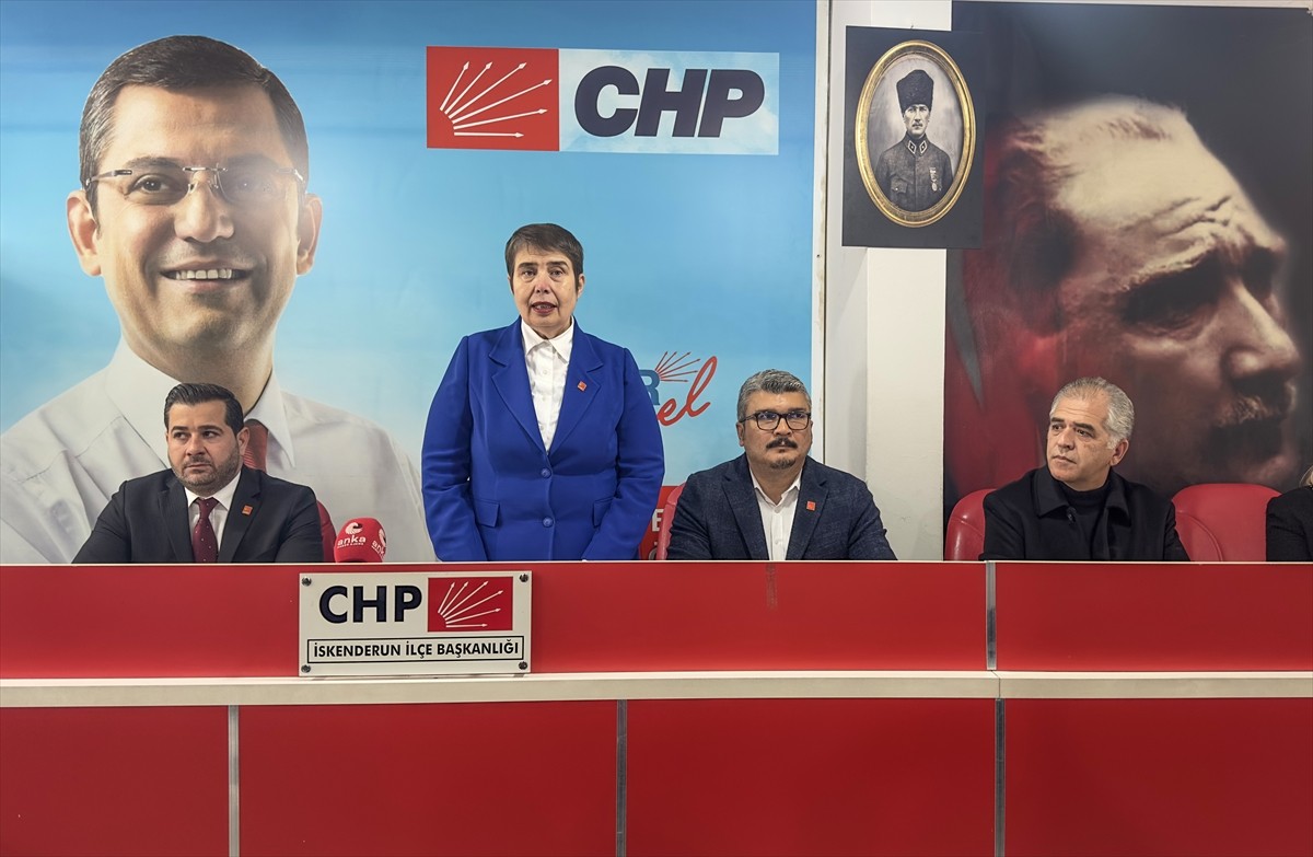 CHP Genel Başkan Yardımcısı Zeliha Aksaz Şahbaz (ortada), Hatay'da partisinin İskenderun İlçe...