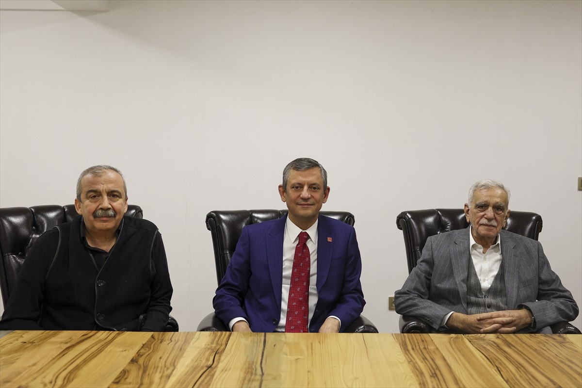 CHP Genel Başkanı Özgür Özel, Ankara'da bir otelde konaklayan DEM Parti'li Ahmet Türk'e ziyarette...