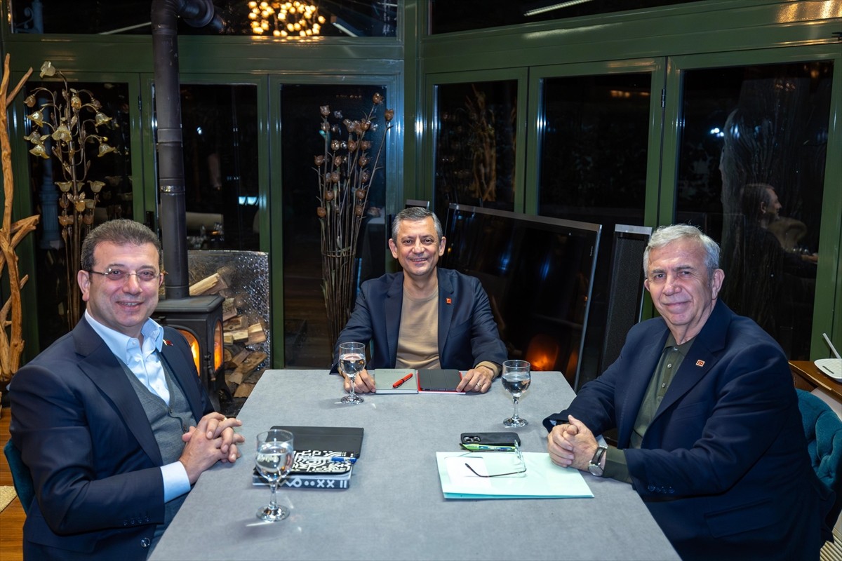 CHP Genel Başkanı Özgür Özel, İstanbul Büyükşehir Belediye (İBB) Başkanı Ekrem İmamoğlu ve Ankara...