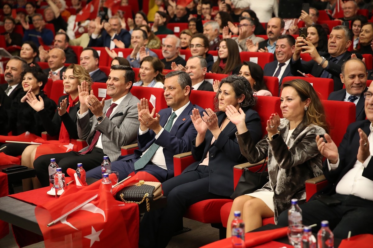 CHP Genel Başkanı Özgür Özel (ortada),  Manisa'da Ataşehir Belediyesi Gençlik Senfoni...