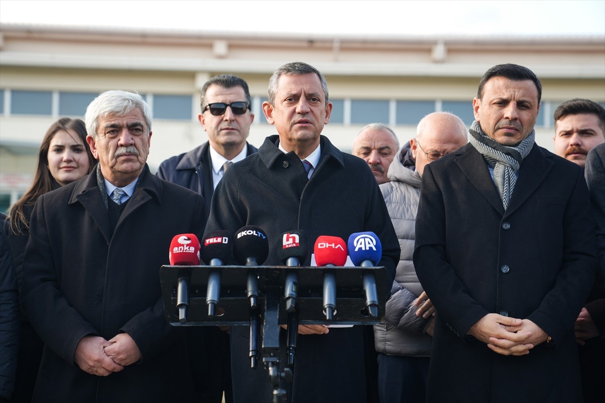 CHP Genel Başkanı Özgür Özel (ortada), Silivri'deki Marmara Ceza İnfaz Kurumları Kampüsü'nde...