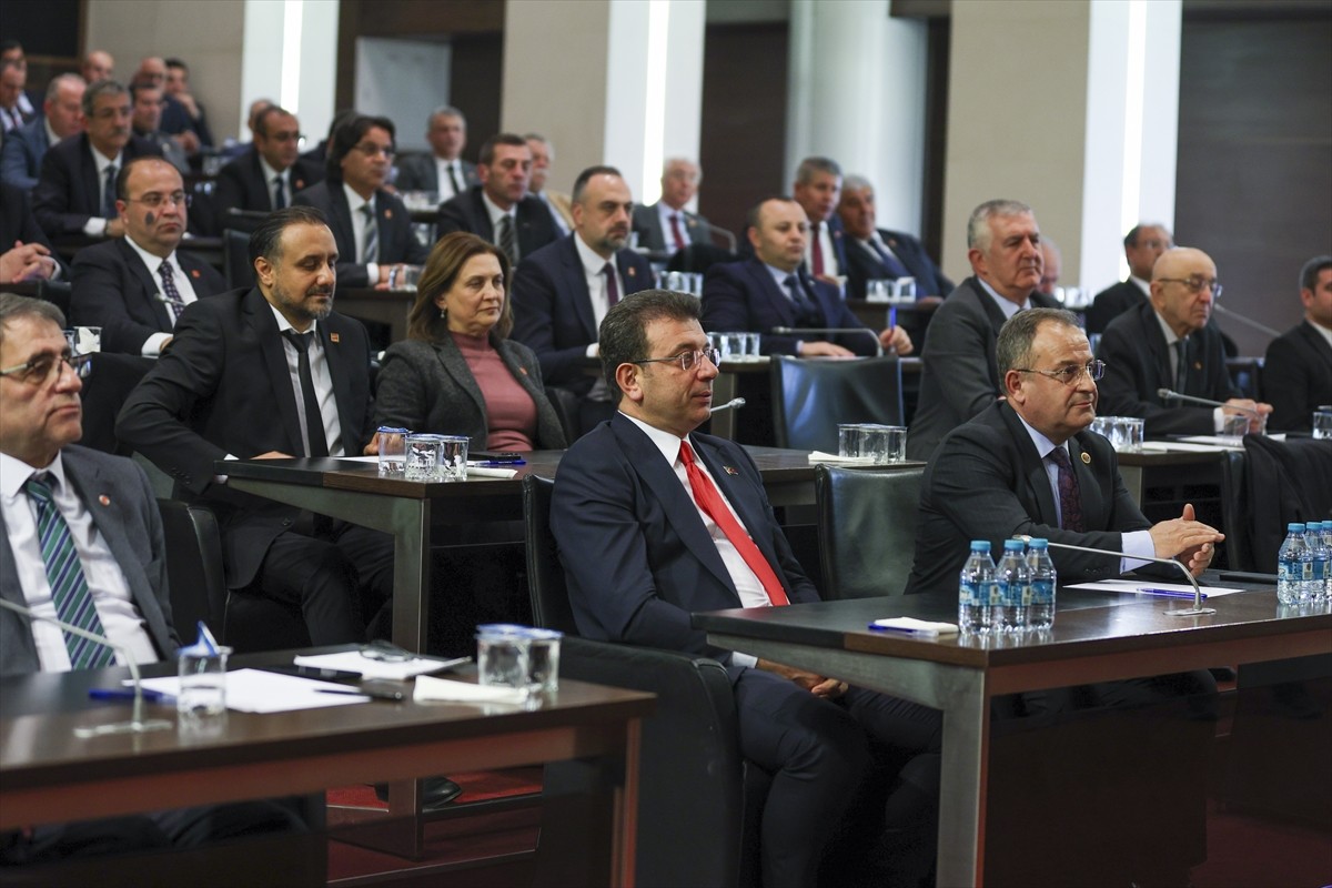 CHP Genel Başkanı Özgür Özel, parti örgütü ve belediye başkanlarıyla bir araya geldi. Özel...