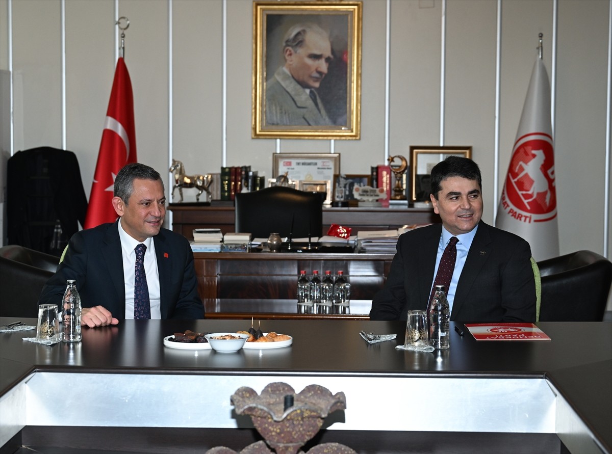 CHP Genel Başkanı Özgür Özel, (solda) Demokrat Parti (DP) Genel Başkanı Gültekin Uysal'ı (sağda)...