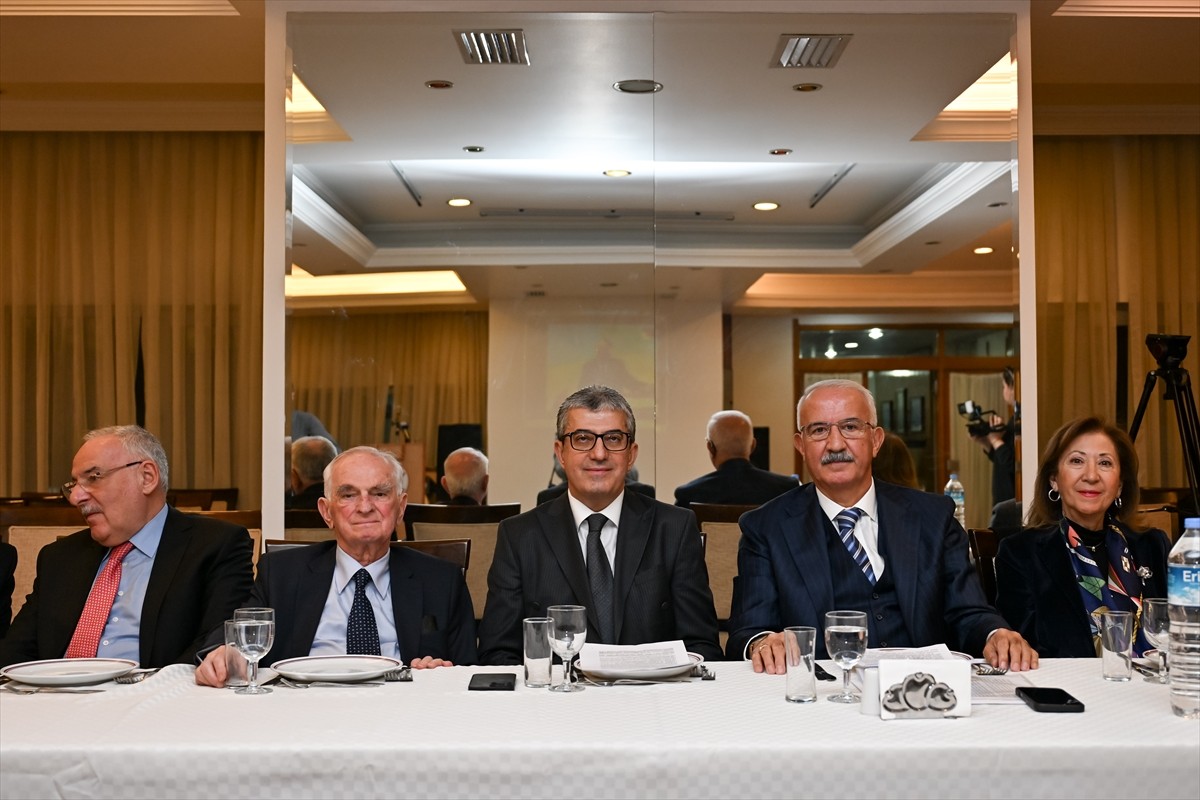 CHP Grup Başkanvekili Gökhan Günaydın (ortada), Anadolu Kulübü Derneğince, 1 Mart 2003...