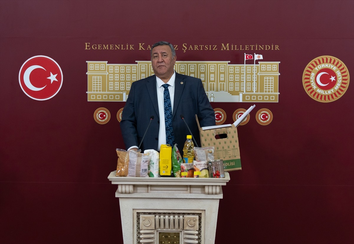 CHP Niğde Milletvekili Ömer Fethi Gürer, TBMM'de basın toplantısı düzenledi.