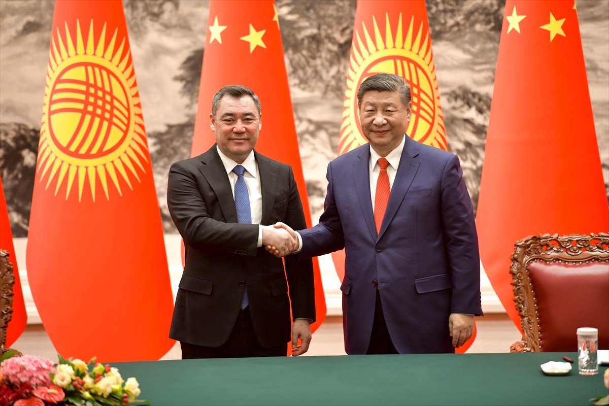 Çin'in başkenti Pekin'e ziyaret gerçekleştiren Kırgızistan Cumhurbaşkanı Sadır Caparov (solda)...