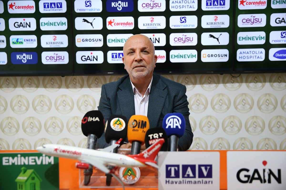 Corendon Alanyaspor Kulüp Başkanı Hasan Çavuşoğlu (fotoğrafta), gazetecilere, son zamanlarda hakem...