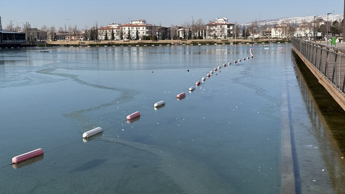 Çorum'da bulunan Millet Bahçesi'ndeki 24 bin metrekarelik biyolojik arıtmalı göletin yüzeyi buzla...
