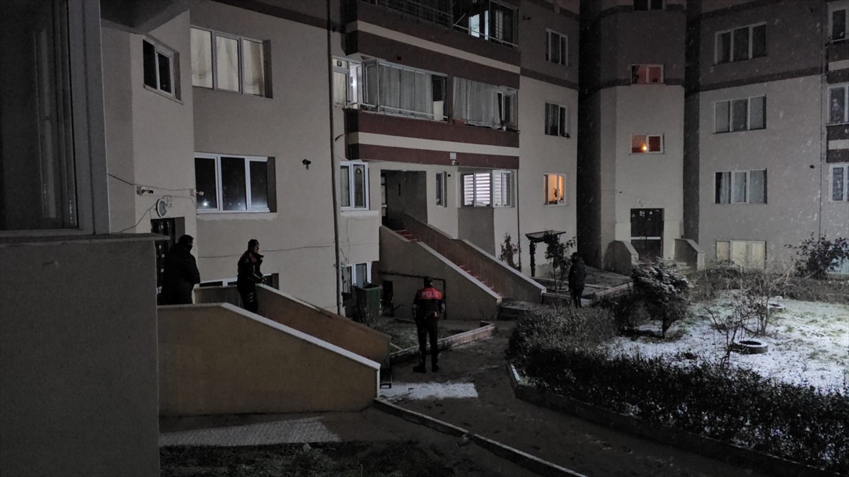 Çorum'da cezaevinden firar eden hükümlü bir apartmanın havalandırma boşluğunda yakalandı.