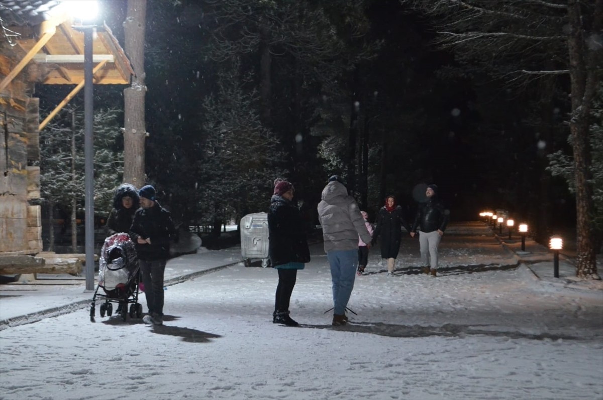 Çorum'un Dodurga ilçesinde çocuklar, karla kaplanan yollarda tepsilerle kayarak eğlendi.