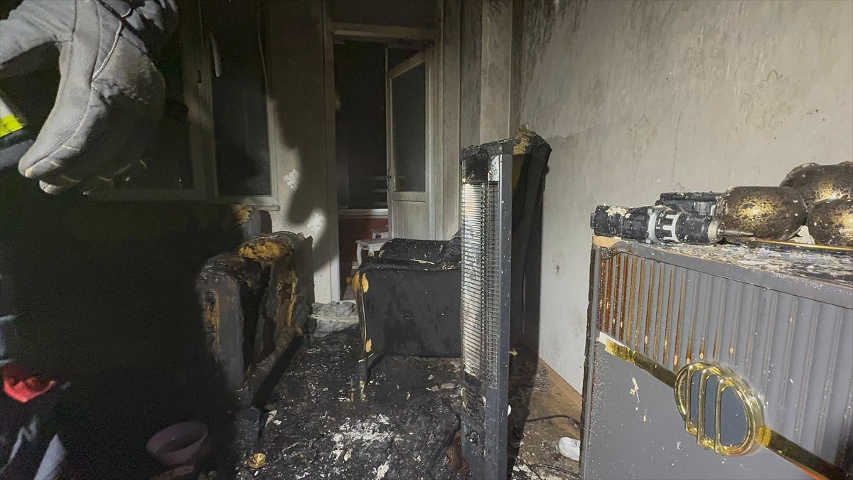 Çorum’da bir evde çıkan yangında dumandan etkilenen anne­ ve baba ile 2 çocukları hastanede tedavi...