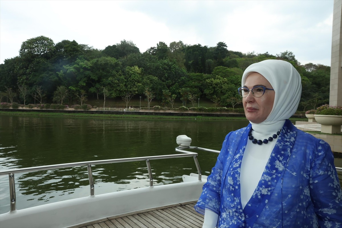 Cumhurbaşkanı Recep Tayyip Erdoğan'ın eşi Emine Erdoğan, Malezya'daki temaslarına ilişkin...