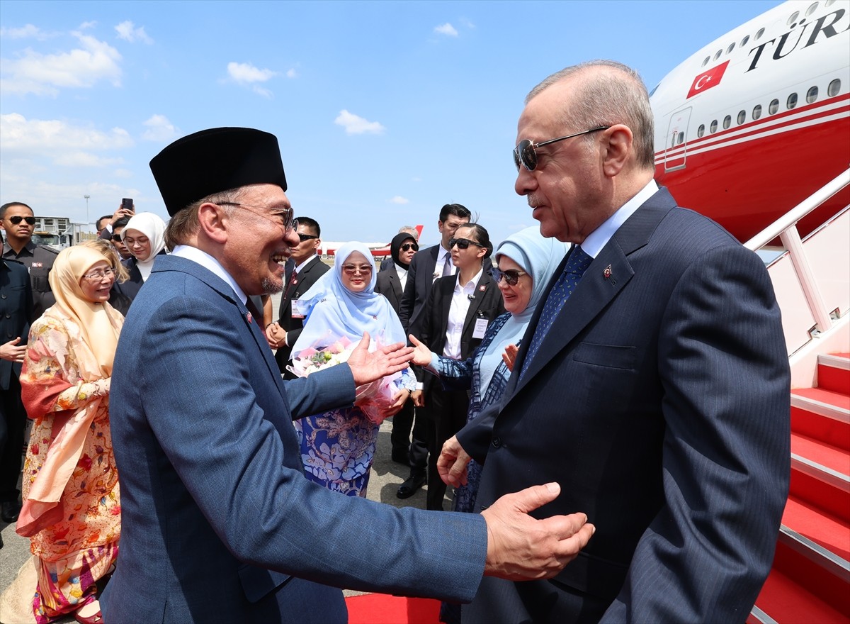 Cumhurbaşkanı Recep Tayyip Erdoğan, resmi temaslarda bulunmak üzere özel uçak "TC-TRK" ile...