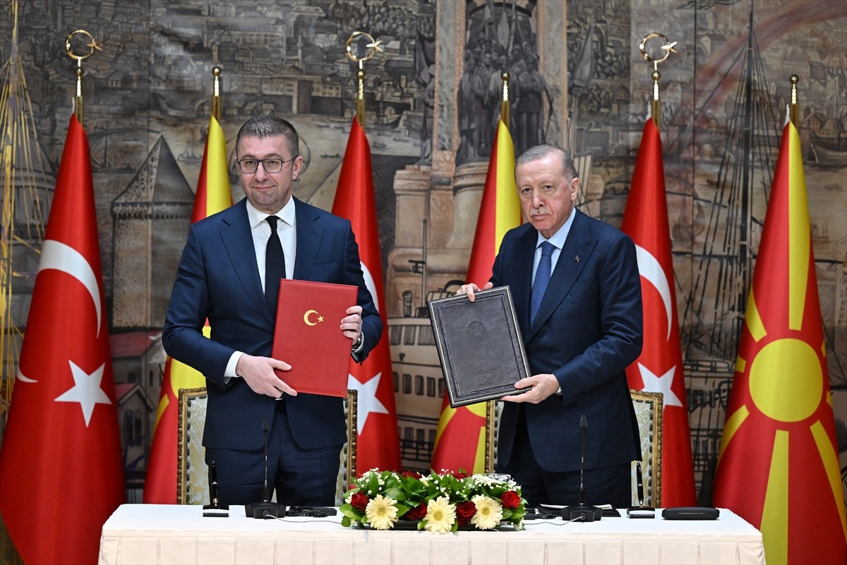 Cumhurbaşkanı Recep Tayyip Erdoğan (sağda), Kuzey Makedonya Başbakanı Hristijan Mickoski'yi...