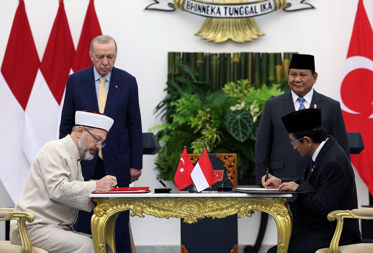 Cumhurbaşkanı Recep Tayyip Erdoğan ve Endonezya Cumhurbaşkanı Prabowo Subianto huzurunda, iki ülke...