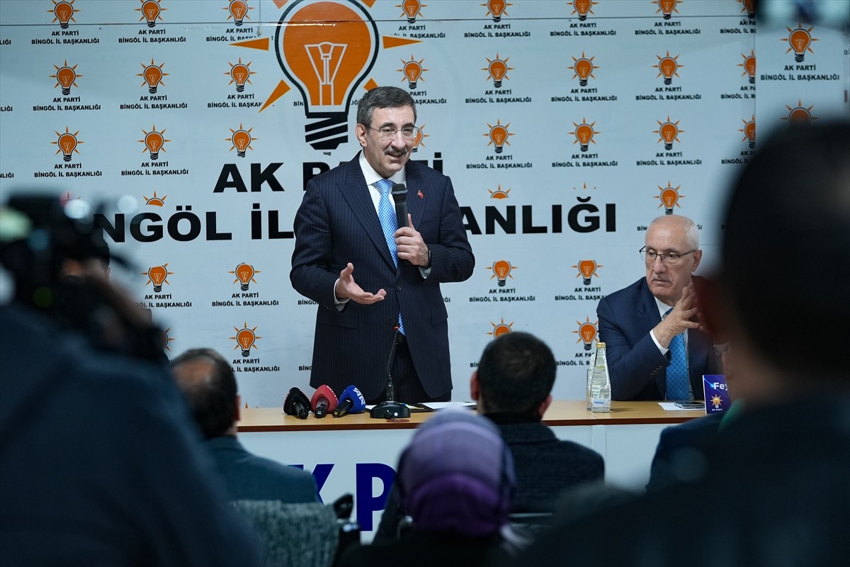 Cumhurbaşkanı Yardımcısı Cevdet Yılmaz, Bingöl'deki temasları kapsamında AK Parti İl Başkanlığını...