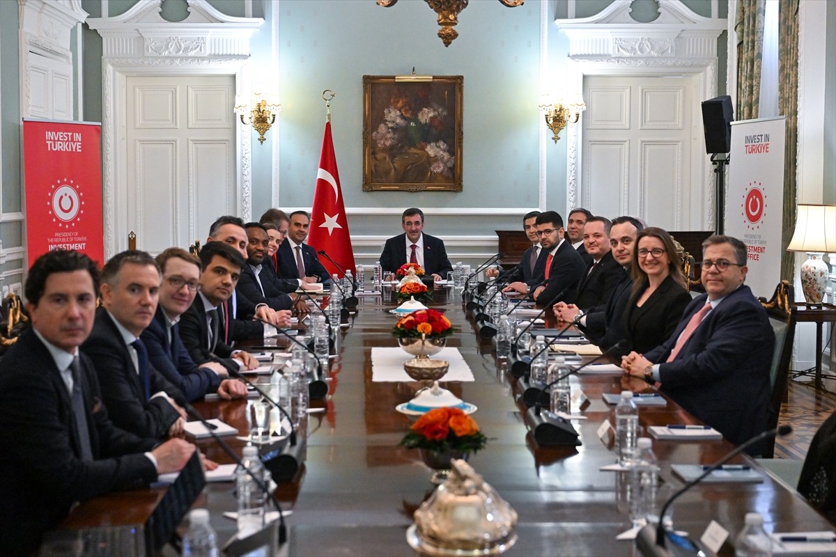 Cumhurbaşkanı Yardımcısı Cevdet Yılmaz, Londra'da uluslararası yatırımcılarla bir araya geldi....
