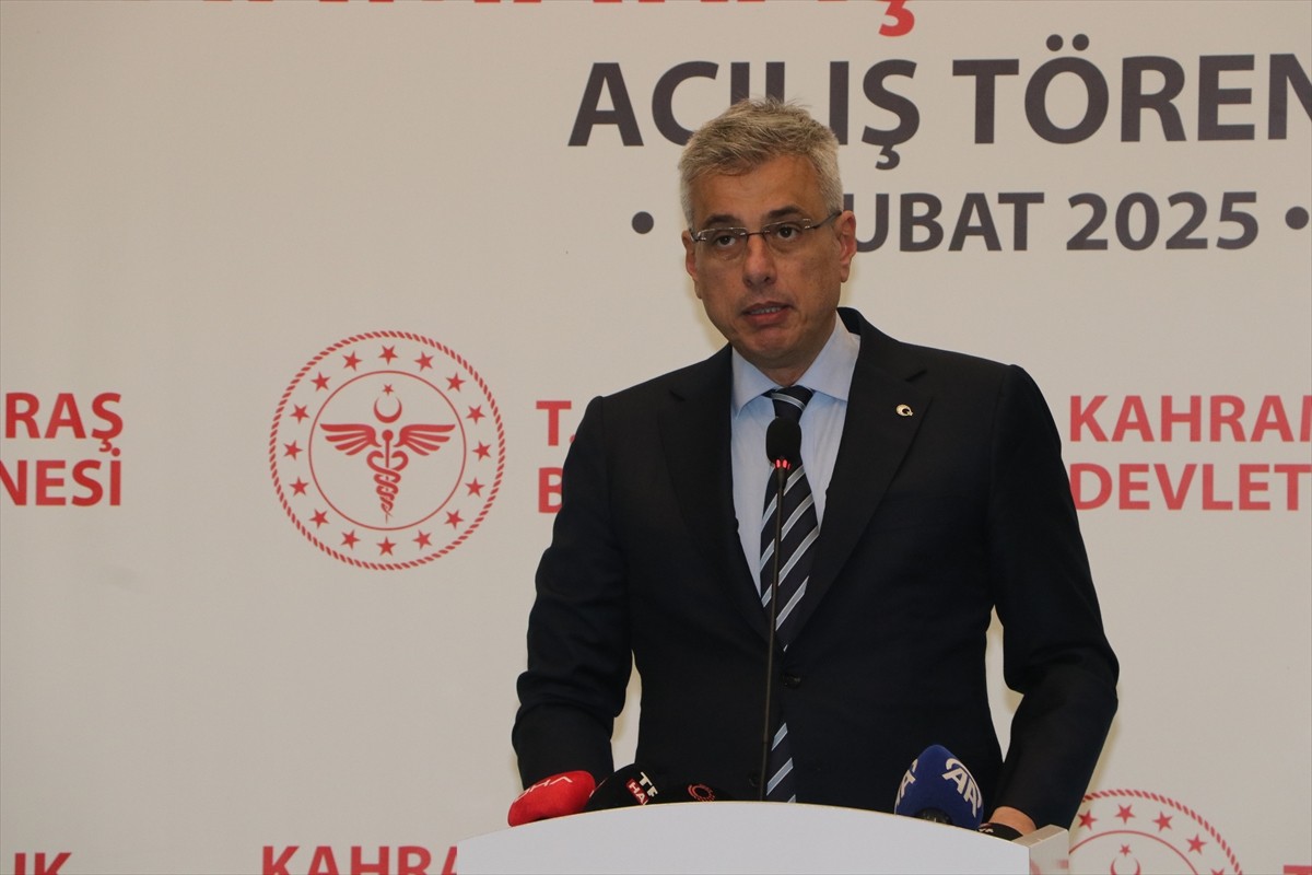 Cumhurbaşkanı Yardımcısı Cevdet Yılmaz (sol 6), Sağlık Bakanı Kemal Memişoğlu (sol 5)...