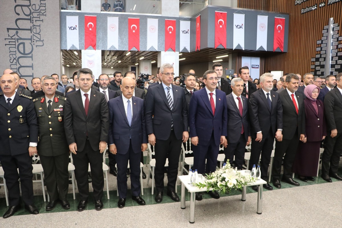 Cumhurbaşkanı Yardımcısı Cevdet Yılmaz (sol 6), Sağlık Bakanı Kemal Memişoğlu (sol 5)...